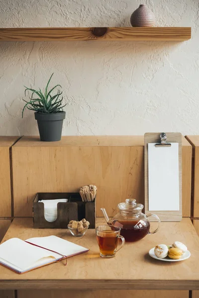 Juego de té y macarrones — Foto de Stock