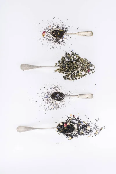 Трав'яний чай і ложки — стокове фото