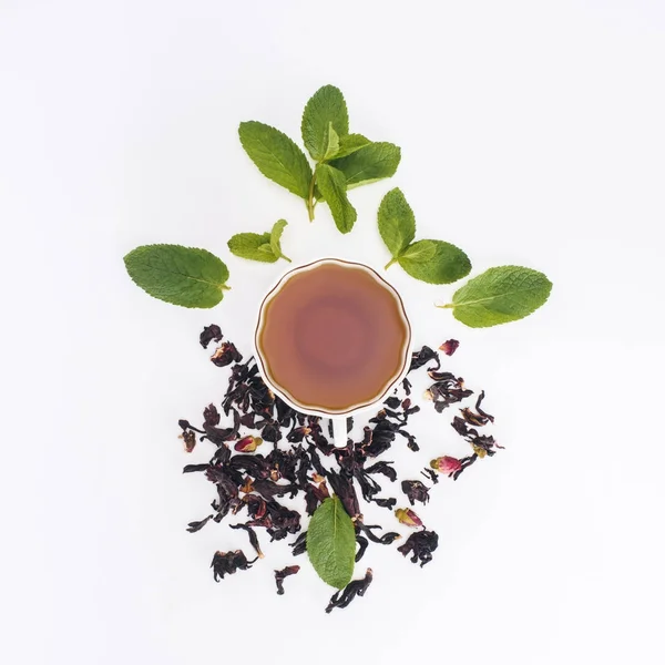Τσάι στο φλιτζάνι και φύλλα μέντας — Φωτογραφία Αρχείου