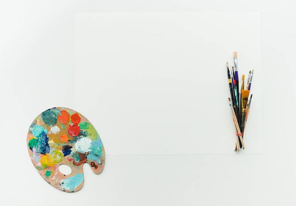 палитра с красками и кисточками