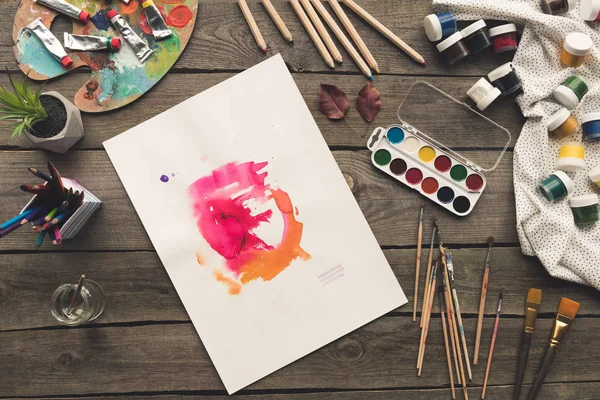 Konstnären skiss dras med akvarell färger — Stockfoto