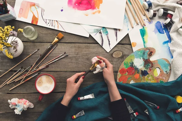 Painter cleaning brush — Stock Photo, Image