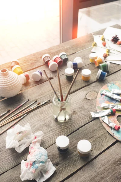 Paint brushes and scattered paints — Stock Photo, Image