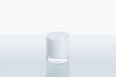 Bir bardak taze süt.
