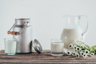 testi ve iki bardak taze süt 