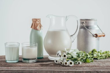 testi, şişe ve bardak taze süt