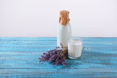 Şişe ve bir bardak süt