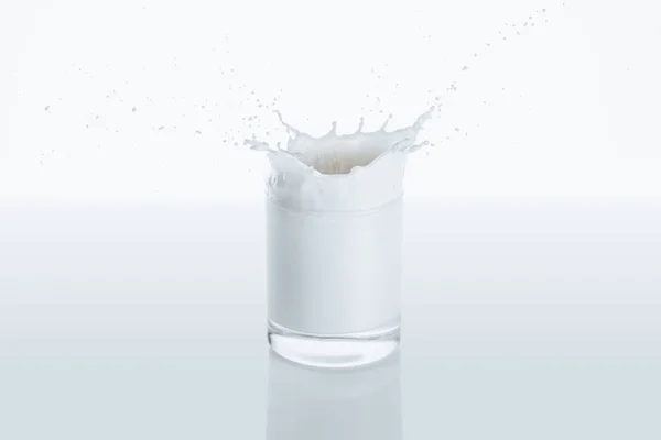 Skvätt mjölk i glas — Stockfoto