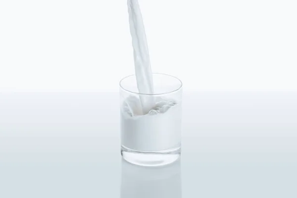 Mleko wlewające się do szklanki — Darmowe zdjęcie stockowe