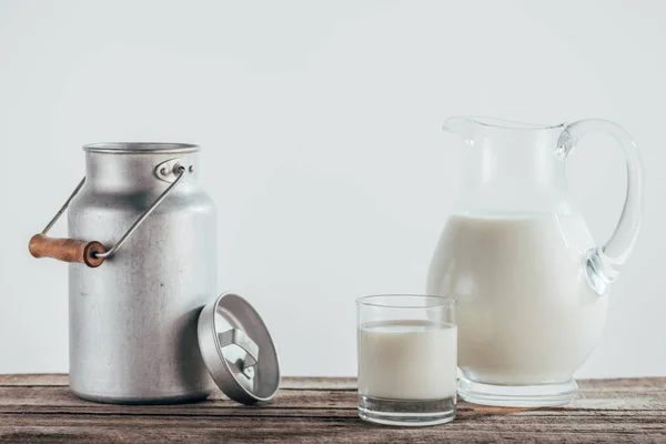 Frische Milch in Krügen — Stockfoto