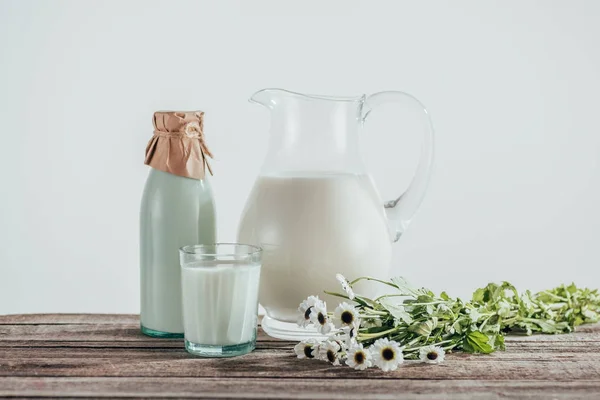 Verse melk met kamille bloemen — Stockfoto
