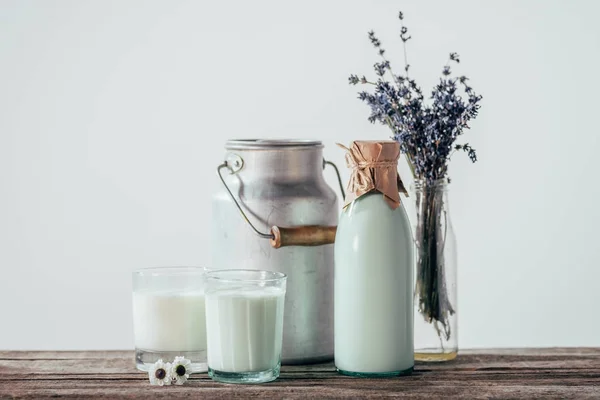 Leche fresca con flores — Foto de Stock