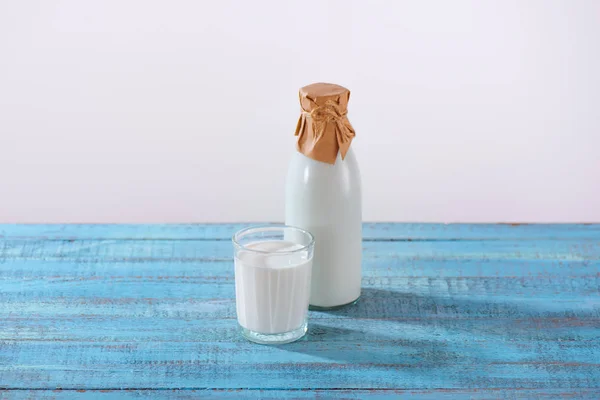 Bottle and glass of fresh milk — Free Stock Photo