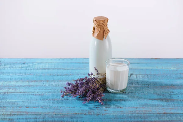 Bottiglia e bicchiere di latte — Foto Stock