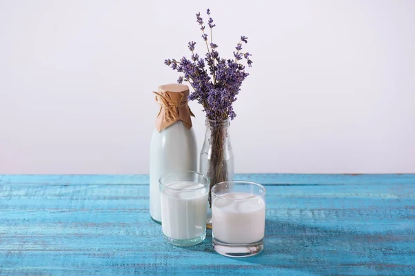 Latte fresco con lavanda — Foto Stock