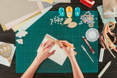 Resim kadın ölçüm kağıt scrapbooking kartpostal için kırpılmış