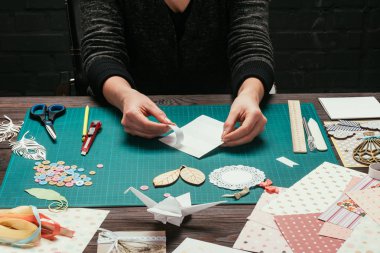 scrapbooking kartpostal yapma kadının kırpılmış görüntü