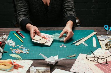 kadın ekleyerek payetler scrapbooking kartpostal için görüntü kırpılmış