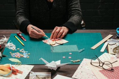 kartpostal tebrik scrapbooking yapmak kadının kırpılmış görüntü