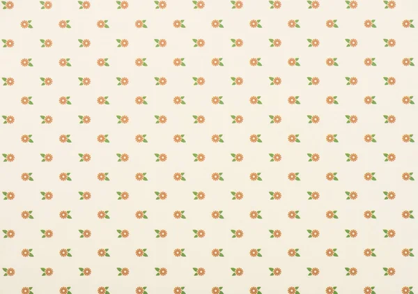 bej yapraklarda çekilen pembe çiçeklerle kümesi