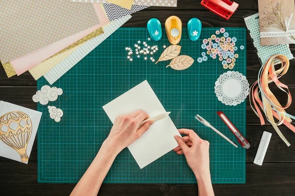 Imagen Recortada Artista Haciendo Saludo Scrapbooking Postal — Foto de stock gratuita