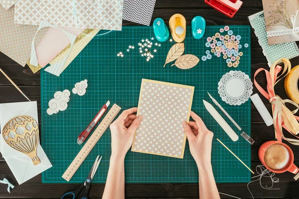 Bijgesneden Afbeelding Van Ontwerper Holding Sjabloon Voor Scrapbooking Briefkaart — Stockfoto