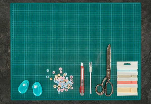 Vue Dessus Échelle Avec Des Outils Pour Scrapbooking Sur Surface — Photo gratuite