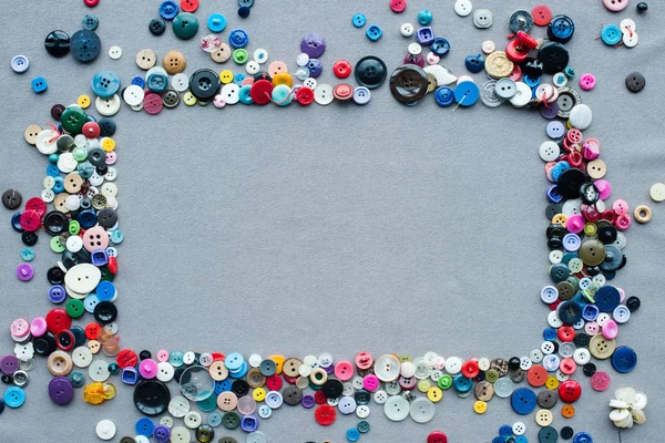 Gri Kumaş Arka Plan Üzerinde Renkli Düğmeler Çerçevenin Üstten Görünüm — Ücretsiz Stok Fotoğraf
