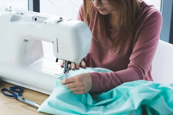 Imagem Cortada Jovens Costureiras Usando Máquina Costura Local Trabalho — Fotografia de Stock