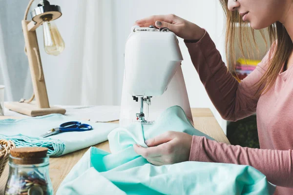 在工作场所使用缝纫机的年轻女裁缝的裁剪图像 — 图库照片