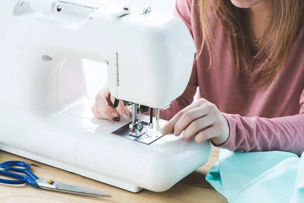 Обрезанный Образ Молодой Швеи Помощью Швейной Машинки Рабочем Месте — стоковое фото