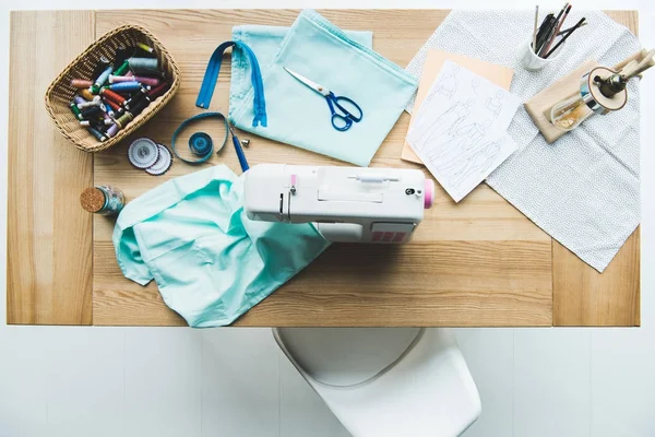 Top View Seamstress Workplace Fabric Sewing Machine Drafts Stitchings — Stock Photo, Image