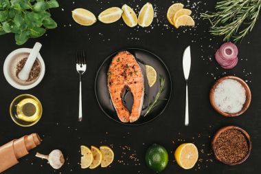 siyah çatal ve baharat ile Somon Steak Üstten Görünüm