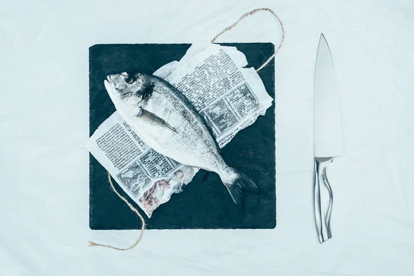 Bovenaanzicht Van Ongekookt Dorado Vis Papier Met Touw Leisteen Bord — Stockfoto