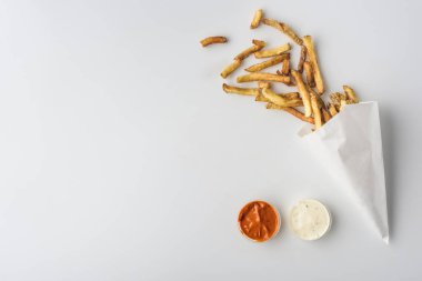 beyaz izole kağıt koni, mayonez, ketçap sos, patates kızartması, üstten görünüm