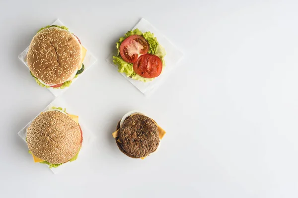 Vue Dessus Des Hamburgers Savoureux Sur Les Serviettes Isolé Sur — Photo