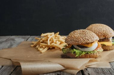 patates kızartması ile kagit üzerinde geleneksel ev yapımı çizburger