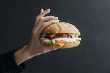 kırpılan görünümünü el ile gurme ev yapımı çizburger siyah