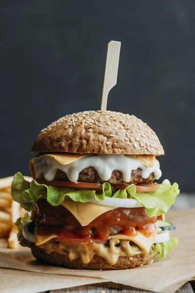 Duże Tradycyjne Amerykańskie Cheeseburger Domu Papier Pieczenia — Zdjęcie stockowe