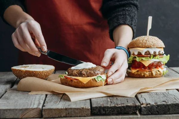 Przycięte Widzenia Dziewczyna Fartuch Dokonywanie Pyszne Cheeseburgery Domowe Papier Pieczenia — Zdjęcie stockowe