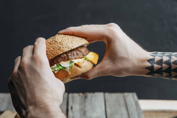 Przycięte Widzenia Człowieka Posiadającego Smaczne Cheeseburger Domowe — Zdjęcie stockowe
