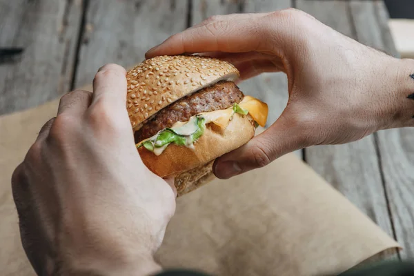 Vista Ritagliata Dell Uomo Che Tiene Gustoso Cheeseburger Fatto Casa — Foto Stock