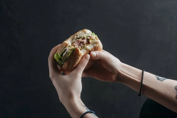 Vista Cortada Pessoa Comendo Hambúrguer Saboroso — Fotografia de Stock