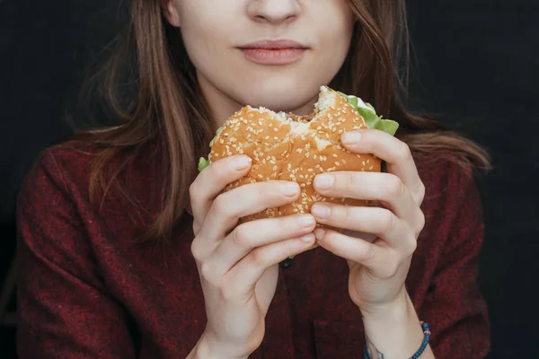 Oříznutý Pohled Dívku Jíst Chutné Cheeseburger — Stock fotografie