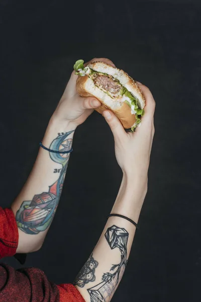 Oříznutý Pohled Tetovaný Dívka Jíst Hamburger — Stock fotografie