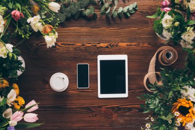 kağıt bardak, smartphone ve tablet kahve Üstten Görünüm tablo çiçekli