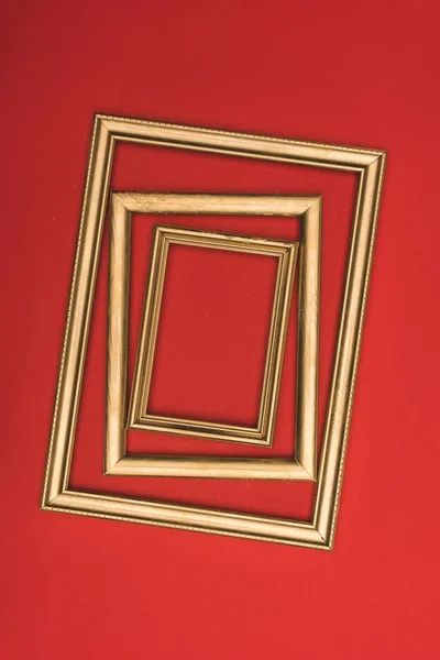 Ansicht Von Oben Angeordnet Von Goldenen Fotorahmen Isoliert Auf Rot — Stockfoto
