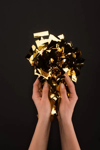 Visão Parcial Mãos Femininas Com Confete Dourado Isolado Preto — Fotografia de Stock