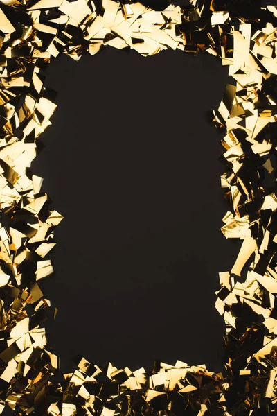 Close Van Sprankelende Gouden Confetti Geïsoleerd Zwart — Stockfoto