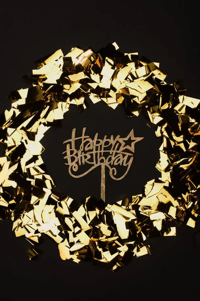 黑色的生日快乐标志和金色五彩纸屑的顶部视图 — 图库照片